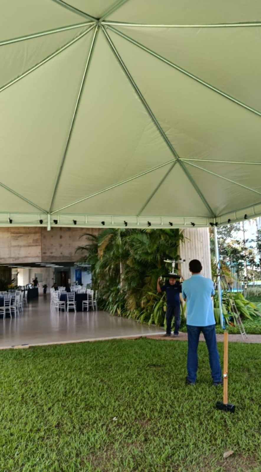 Tenda branca montada em área externa