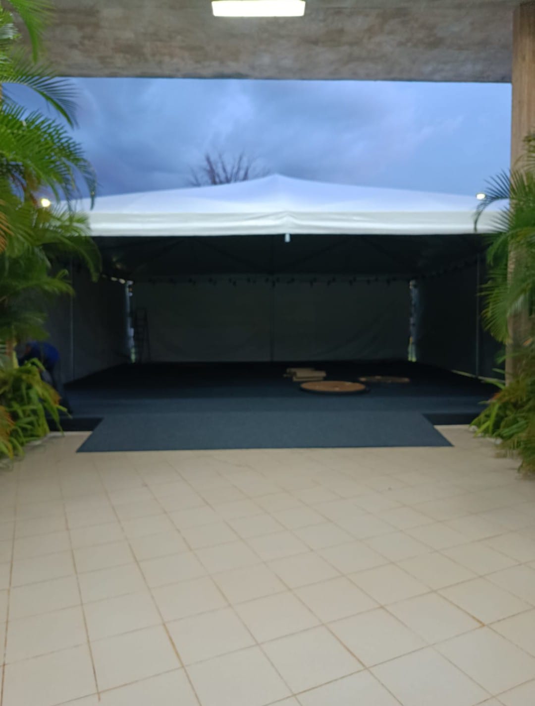 Tenda montada pela RDT com iluminação para evento