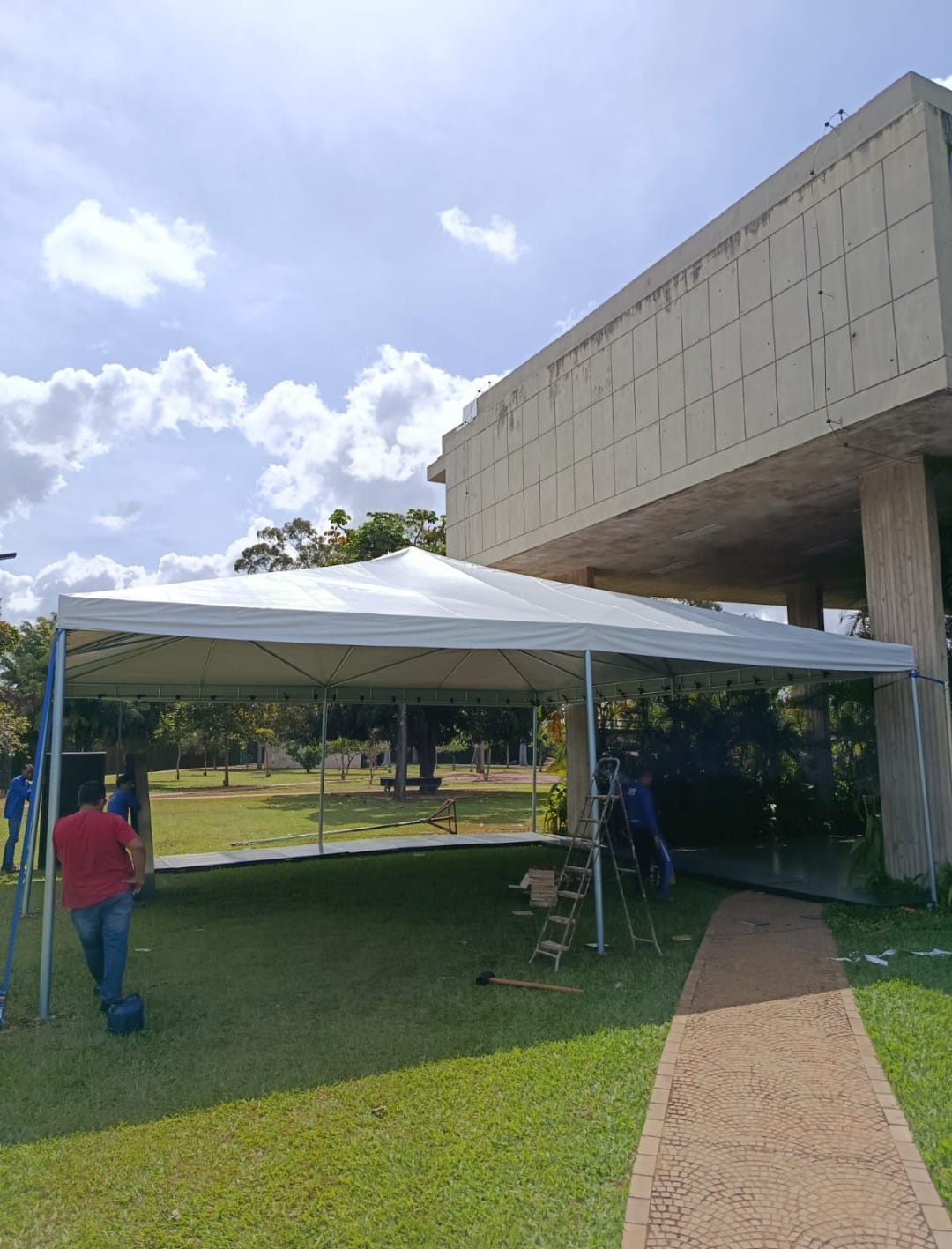 Estrutura metálica de tenda durante montagem