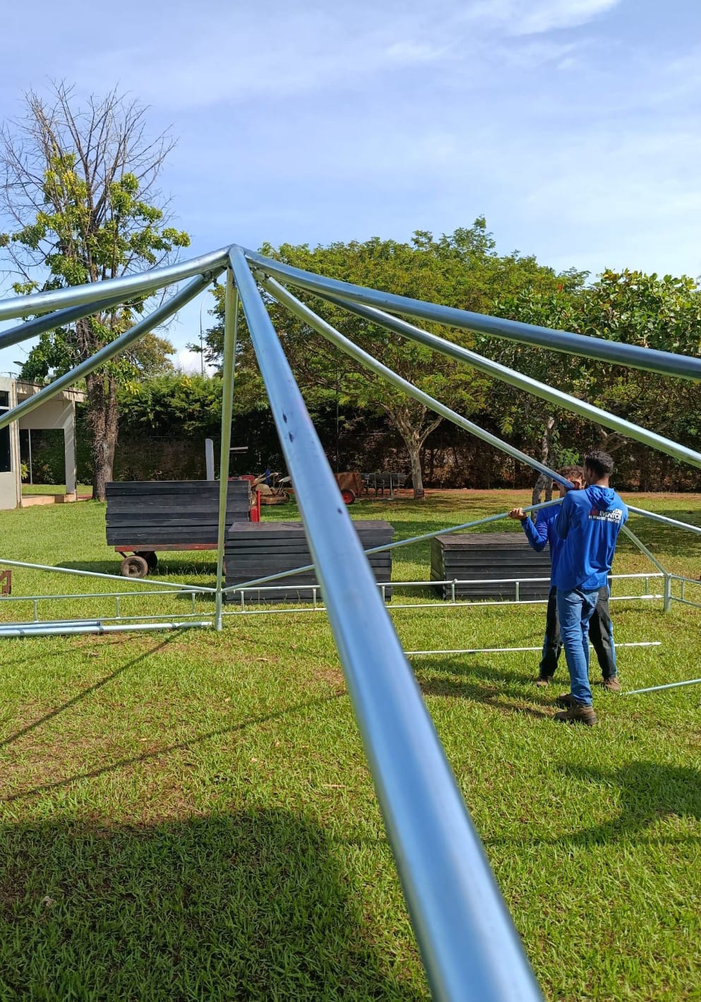 Tenda fechada montada ao entardecer