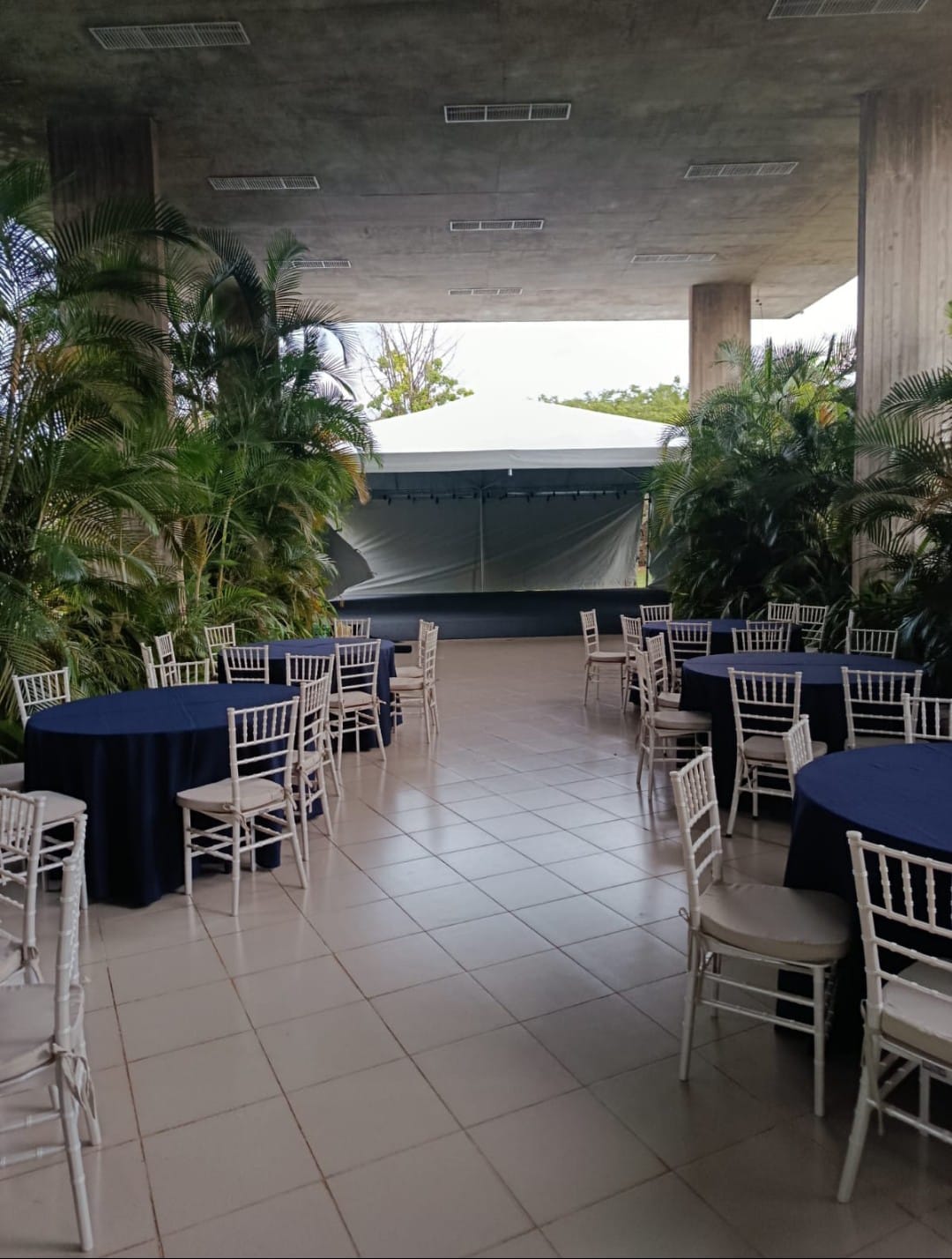 Buffet montado sob tenda em evento social